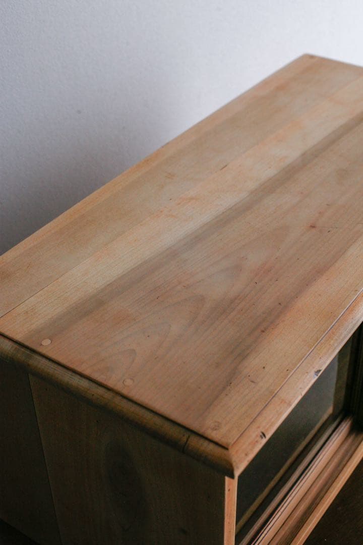 ショーケース　ガラス戸　無垢材　杉材　飾り棚　展示棚　古家具　古道具