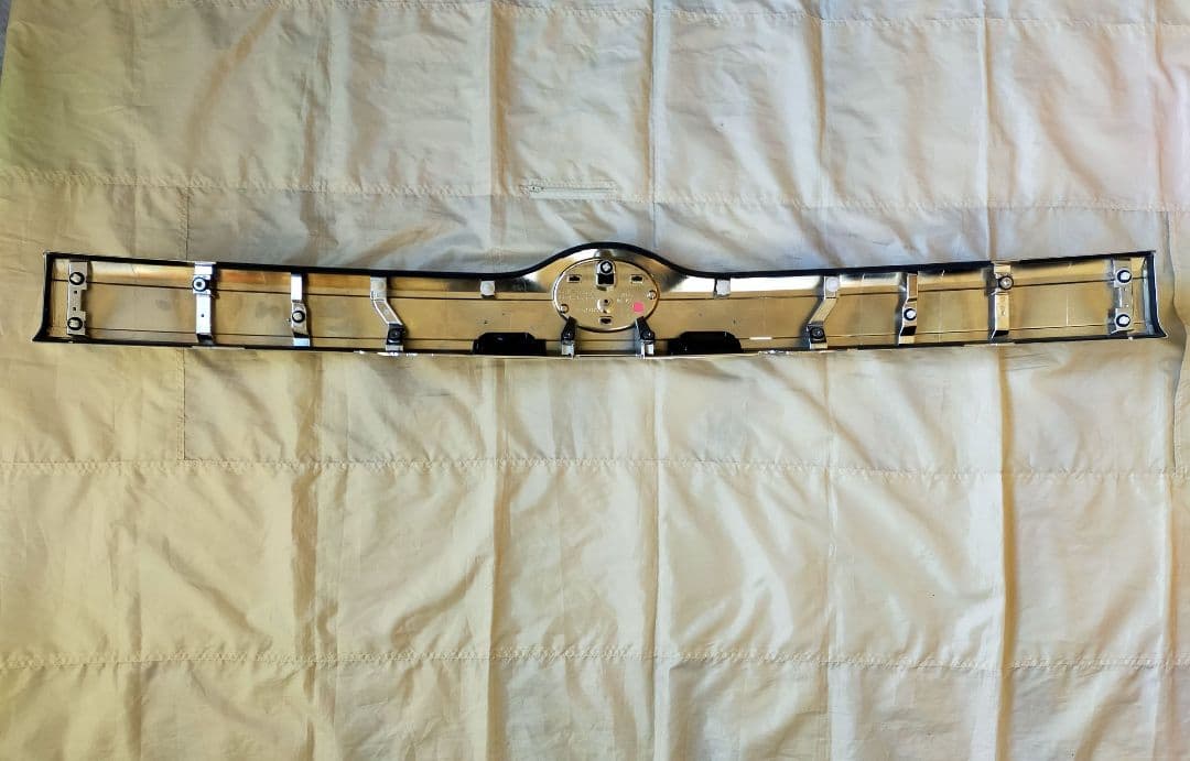 【美品】80系 ヴォクシー 後期型 純正 リヤ ゲート バックドア ガーニッシュ