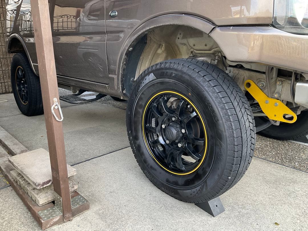 ジムニースッタットレスタイヤ　BLIZZAK VRX3