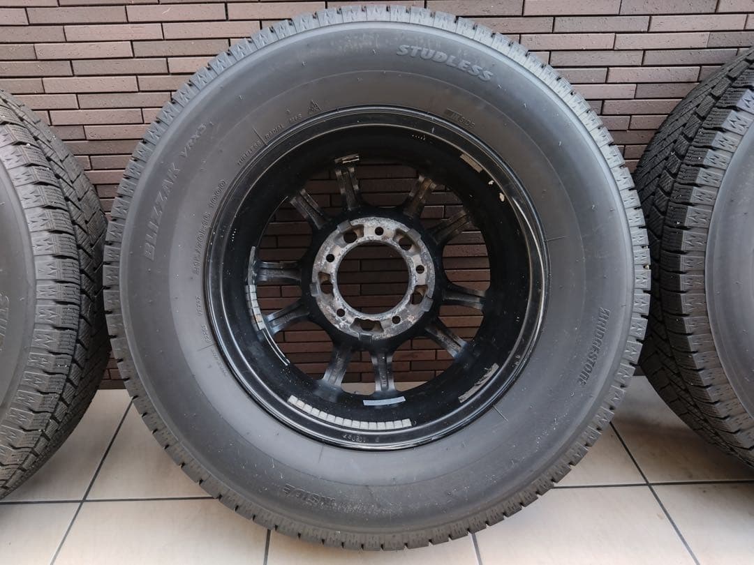 ジムニースッタットレスタイヤ　BLIZZAK VRX3