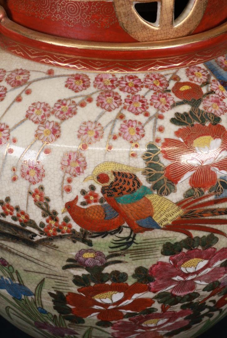 薩摩焼　勇仙作　色絵金彩花鳥図獅子耳　大香炉　高さ45cm BE941