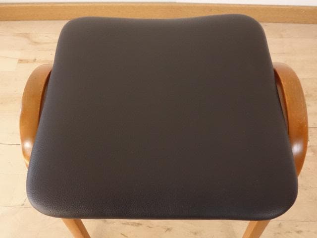 秋田木工　スタッキングスツール（カーキ色）②　座面張替・再塗装済ＵＳＥＤ