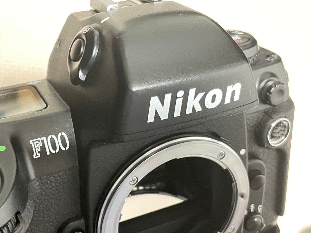 NIKON F１００ フィルムカメラ　バッテリーグリップ、ストラップ