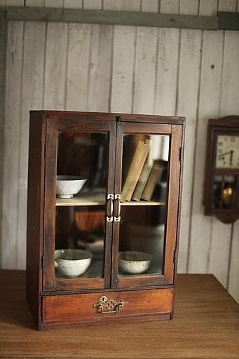 古い小ぶりな木製のガラス戸棚×小引き出し　食器棚　本棚　キャビネット　古家具