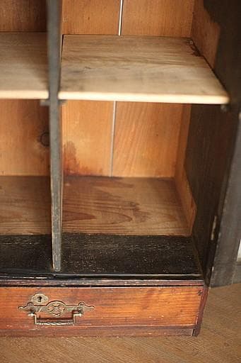 古い小ぶりな木製のガラス戸棚×小引き出し　食器棚　本棚　キャビネット　古家具