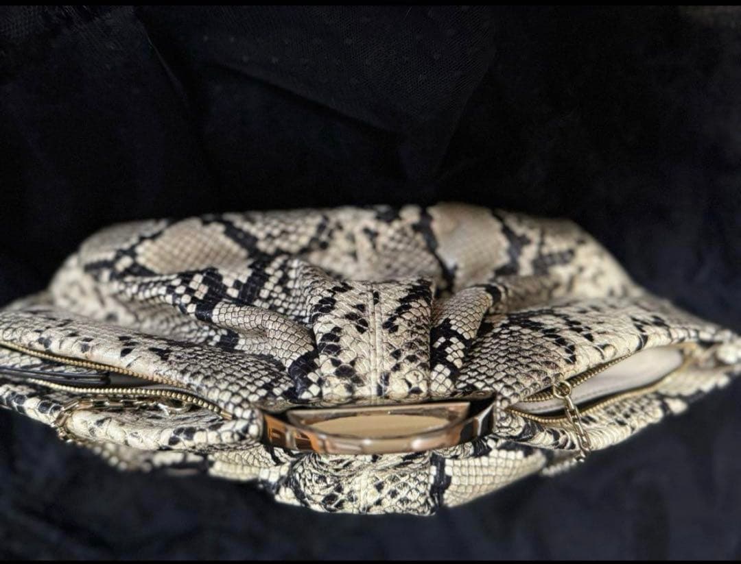 【最終】新品未使用】THE VOLON パイソン柄クラッチバッグ