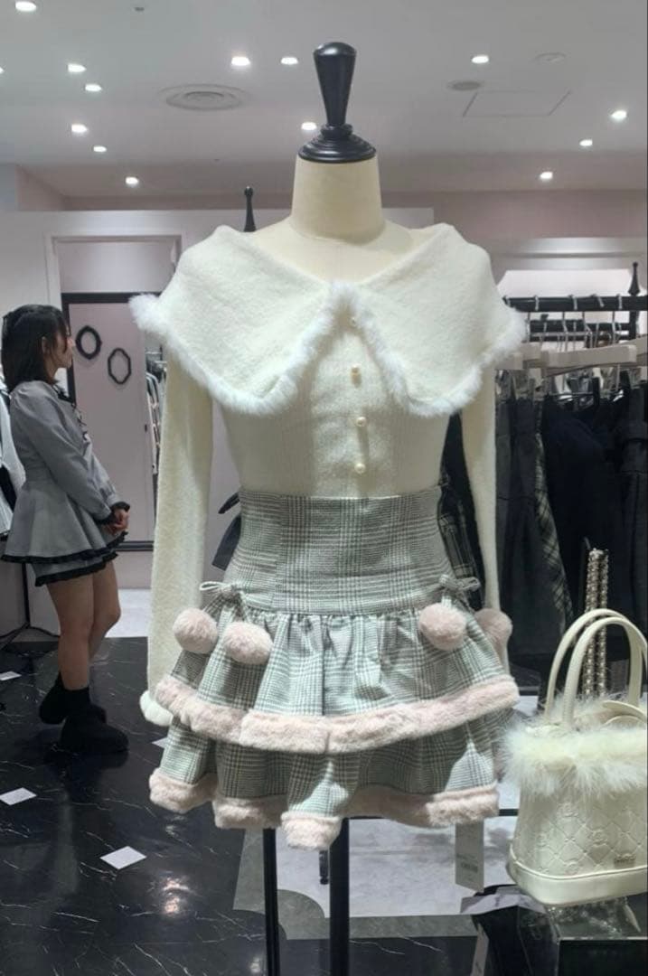 新品未使用タグ付正規品piumピウムファー付きティアードミニスカート