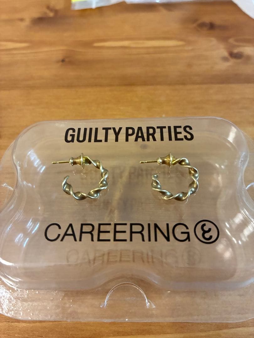 CAREERING GUILTY PARTIES ツイストデザインピアス