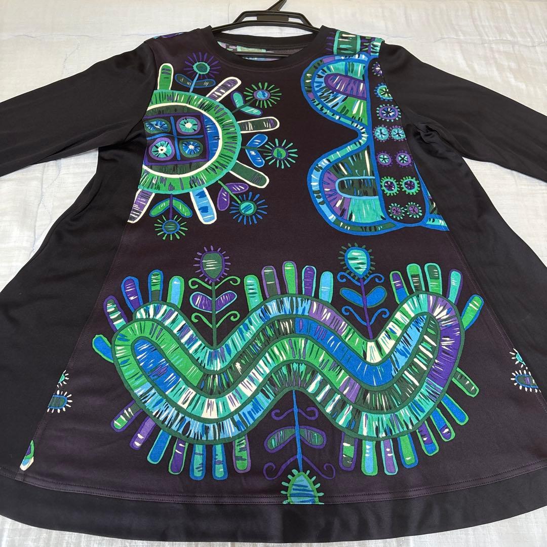 『未使用に近い』⭐️トクコプルミエヴォル⭐️黒地に幾何学模様の素敵な長袖チュニック❣️