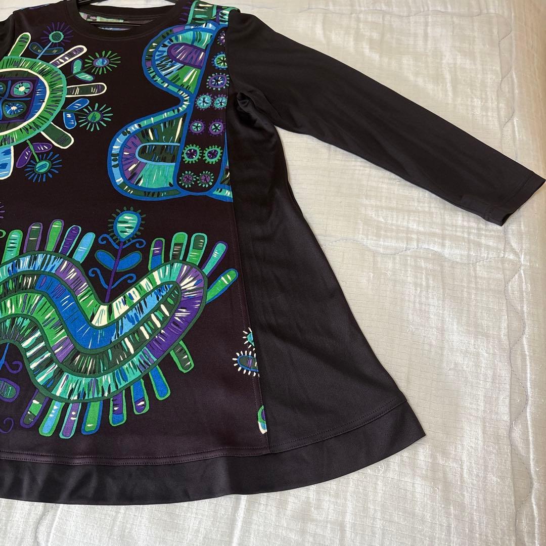 『未使用に近い』⭐️トクコプルミエヴォル⭐️黒地に幾何学模様の素敵な長袖チュニック❣️