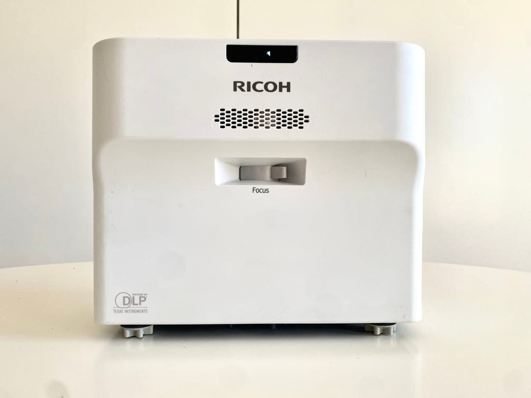 リコー 超単焦点 プロジェクター RICOH PJWX4152NI 黒い影あり