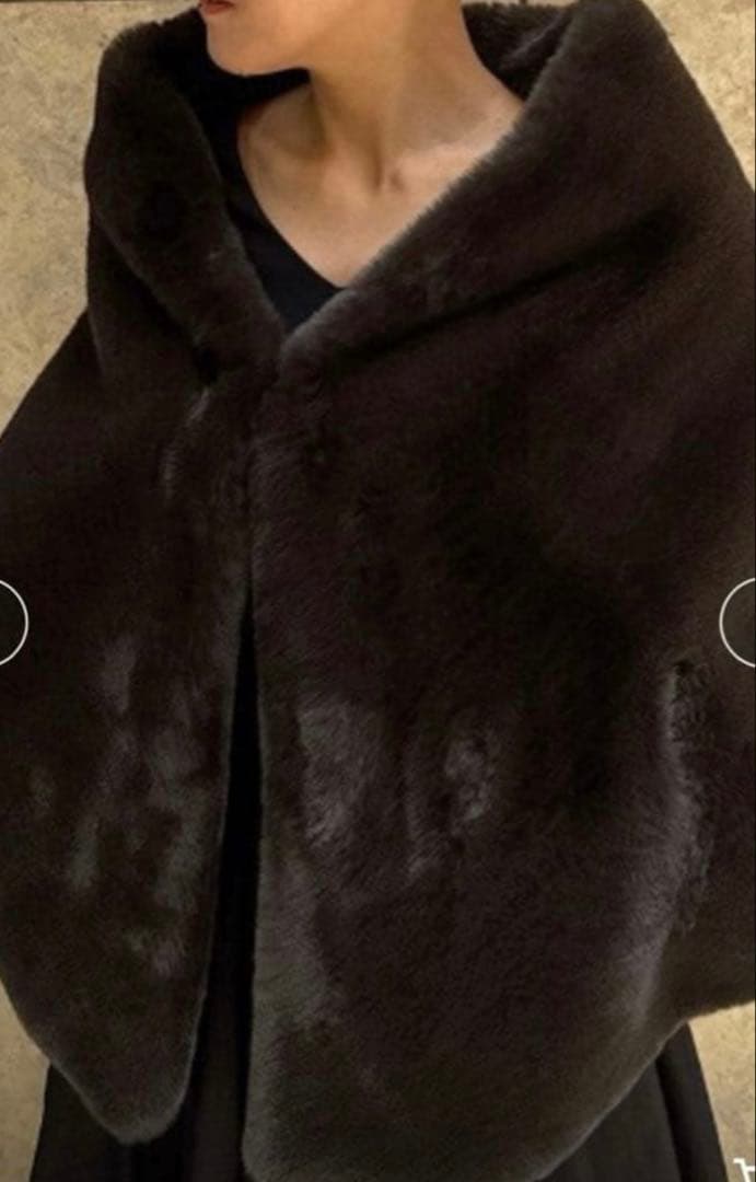 新品未使用　タグ付きJENNE リッチボリュームファーケープ ネイビー