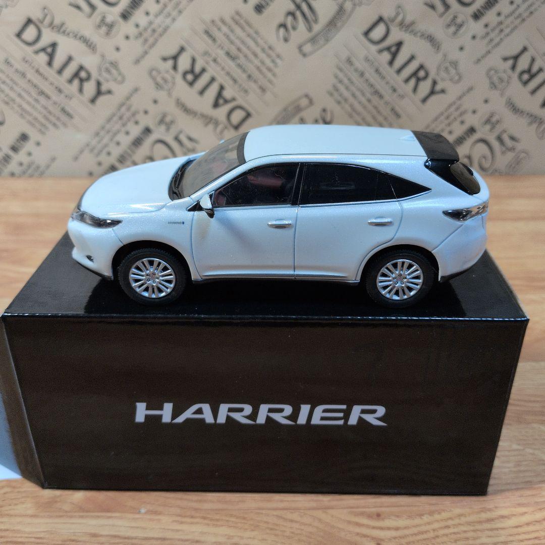 トヨタ ハリアー カラーサンプル ホワイトパールクリスタルシャイン 1/30