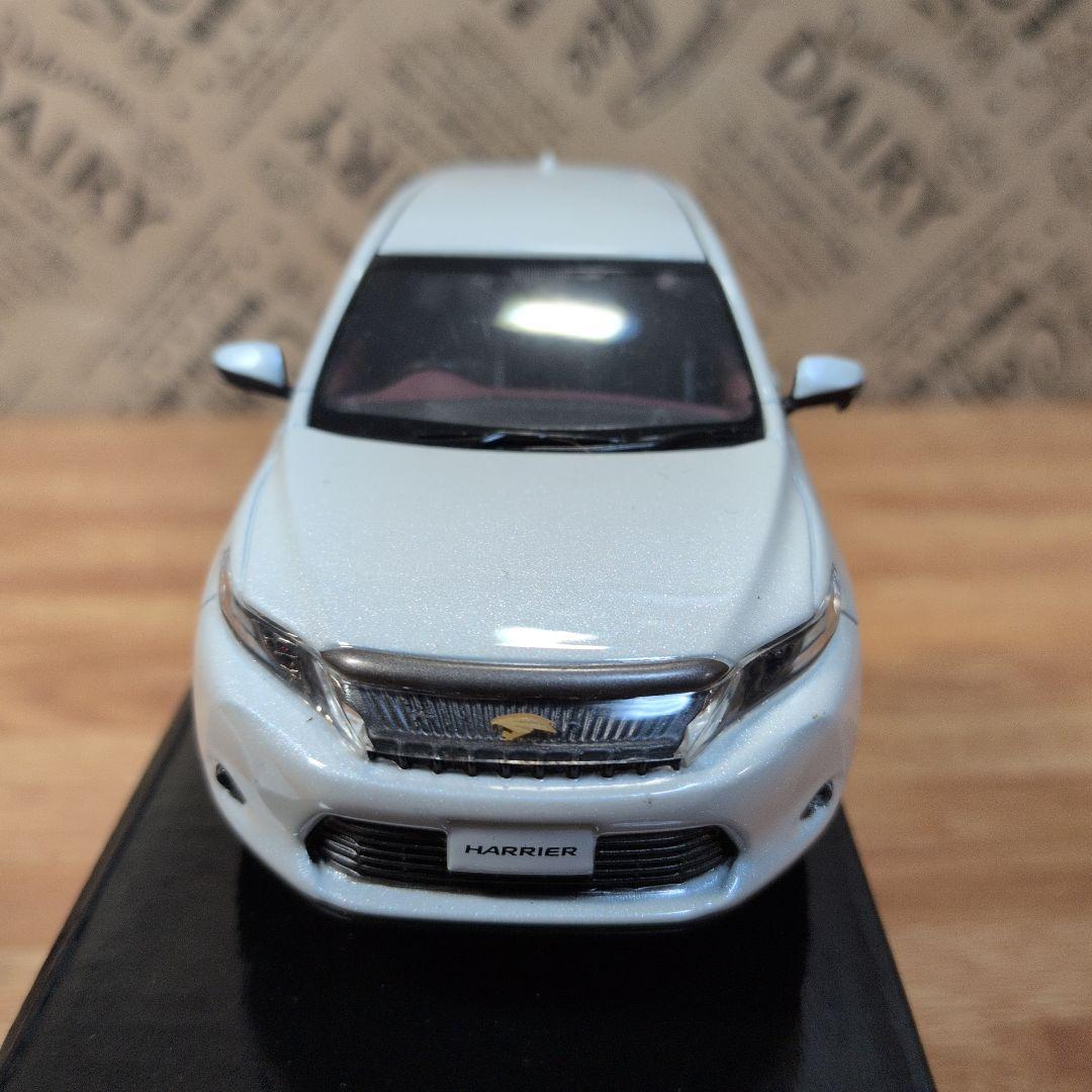 トヨタ ハリアー カラーサンプル ホワイトパールクリスタルシャイン 1/30