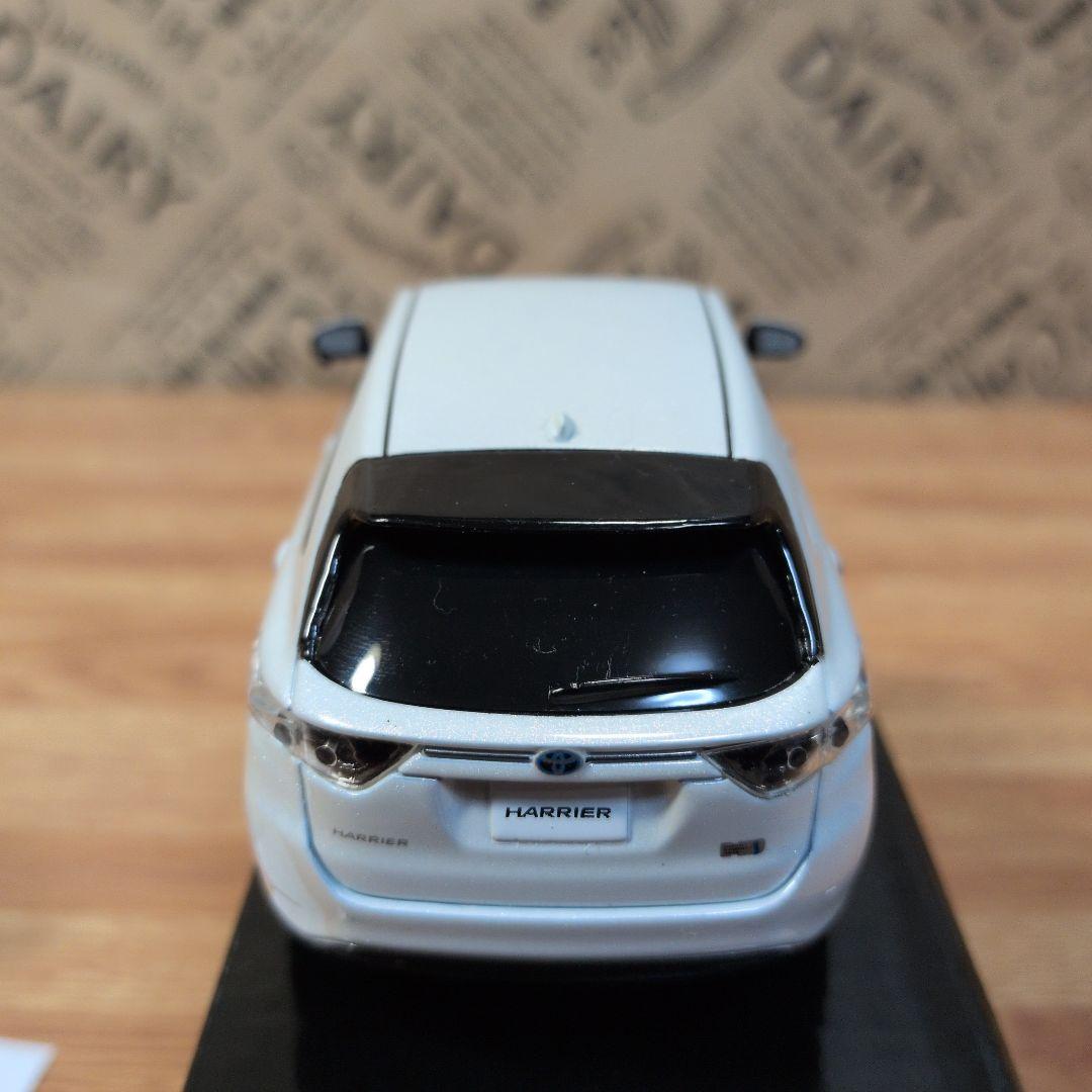 トヨタ ハリアー カラーサンプル ホワイトパールクリスタルシャイン 1/30