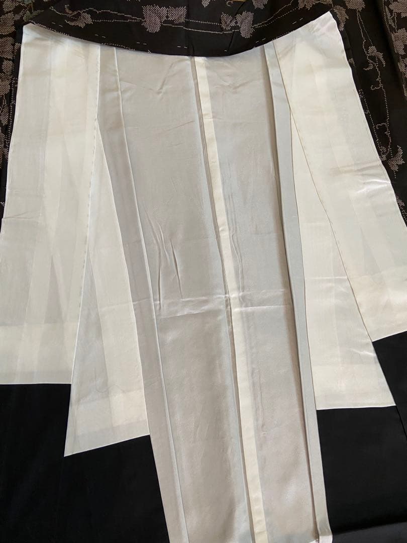 美品☆黒色　泥染本場大島紬　花唐草　蔦模様　着物（袷）