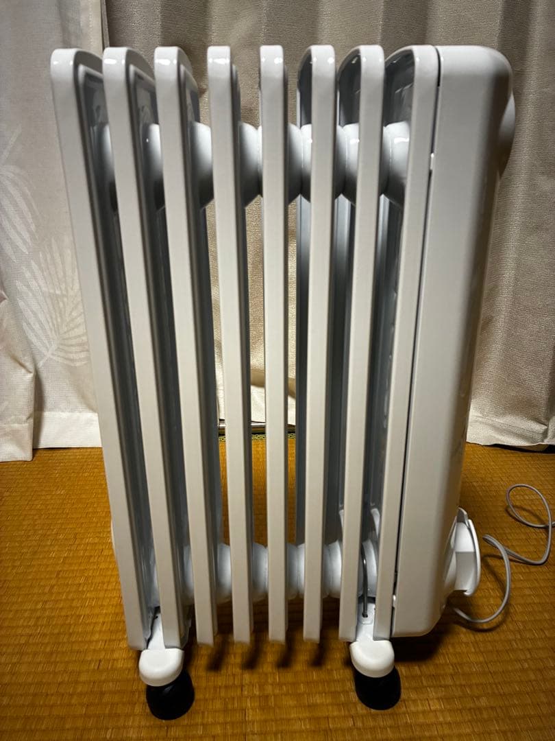 ほぼ未使用　DeLonghi オイルヒーター　8~10畳用　JRE0812