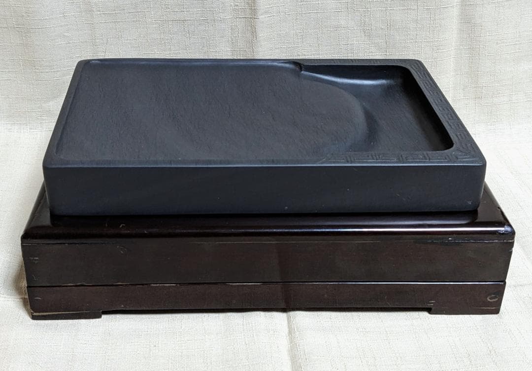 ■歙州硯■蒼黒中に穏やかな水波細羅紋■雷文彫琢の門字長方硯■約8吋■唐木箱