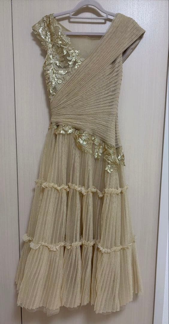 タダシショージ　金色の刺繍付き