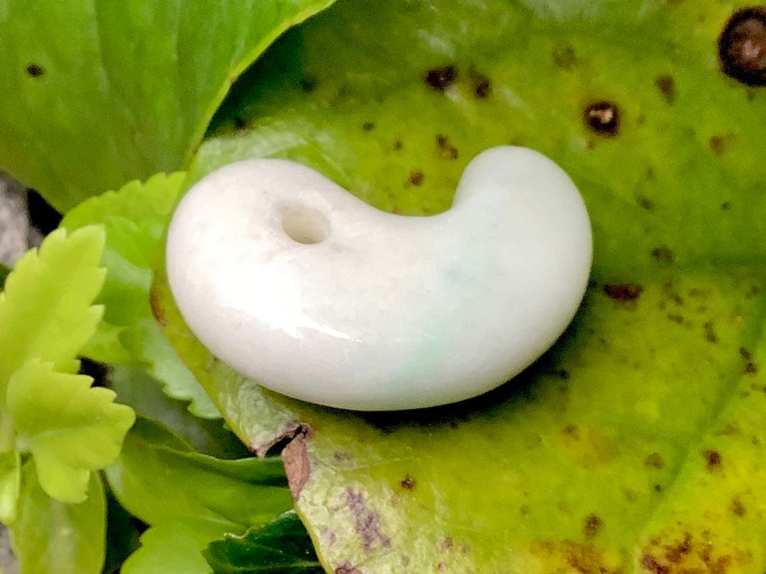 ✳綺麗な淡い緑入り　糸魚川翡翠勾玉　本物の守護石　お守りにお身近に　鑑別書取得付