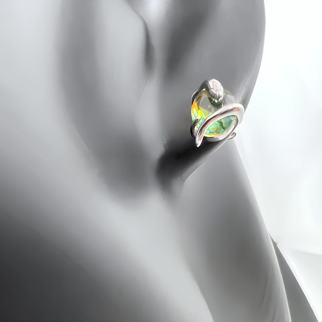 p104/【プラチナ仕上✧】白蛇ピアス　シルバー925　神秘的　開運　スネーク