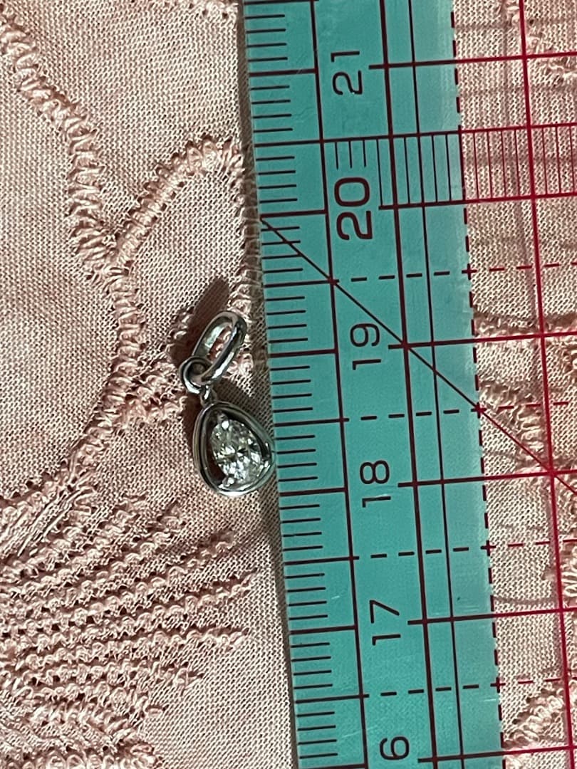 ダイヤ　UDE-7135 ペアシェイプ シルバーチャーム