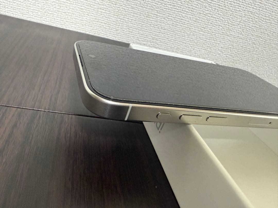 【訳あり】Apple iPhone 15Pro ホワイトチタニウム（ケース付き）