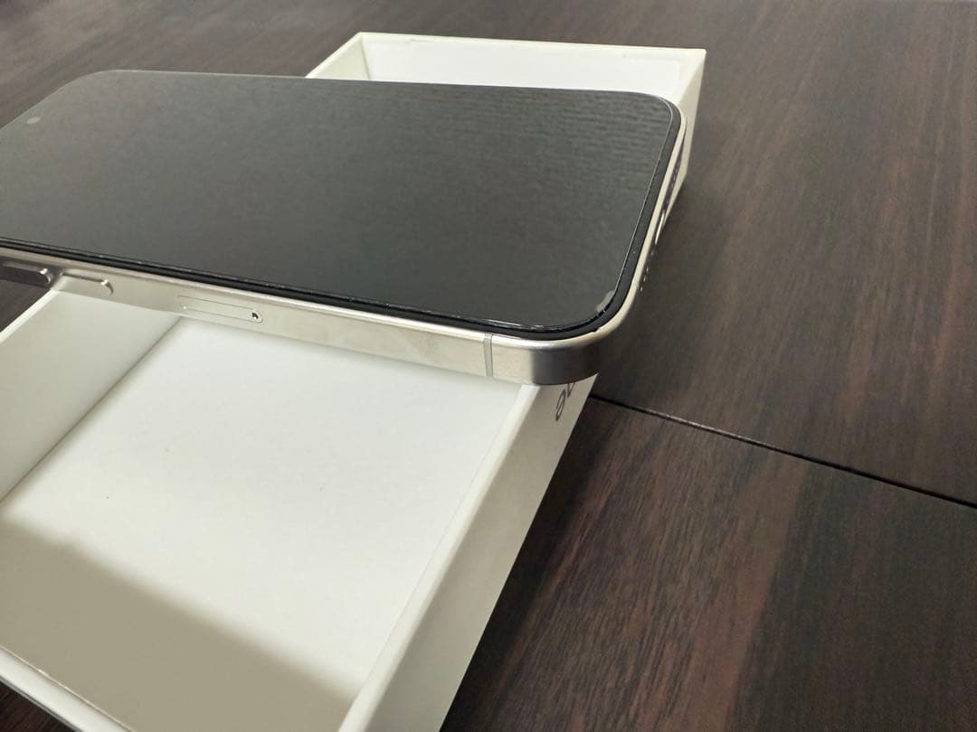 【訳あり】Apple iPhone 15Pro ホワイトチタニウム（ケース付き）