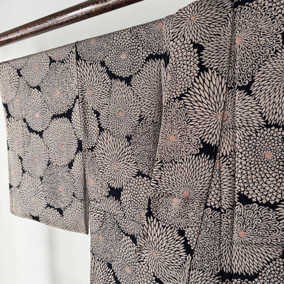 しつけ付き　正絹　小紋　和装　現代　着物　袷　165裄67 黒　縮緬　菊　トール