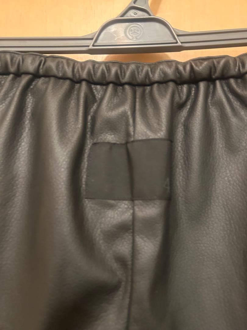 たみコグザビッグスモーク　フェイクレザーパンツ