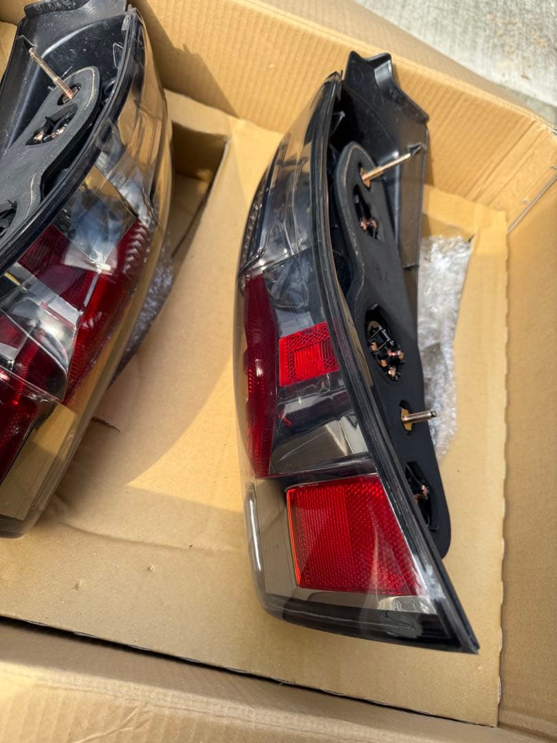 ハイラックスサーフ　TRN215 テールランプ　テールレンズ　LEDテール