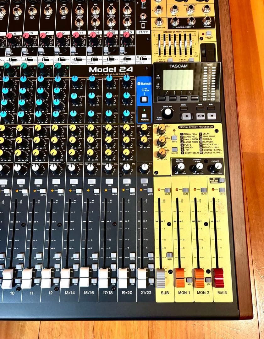 【未使用品】TASCAM ミキサー Model24 特注ハードケース付