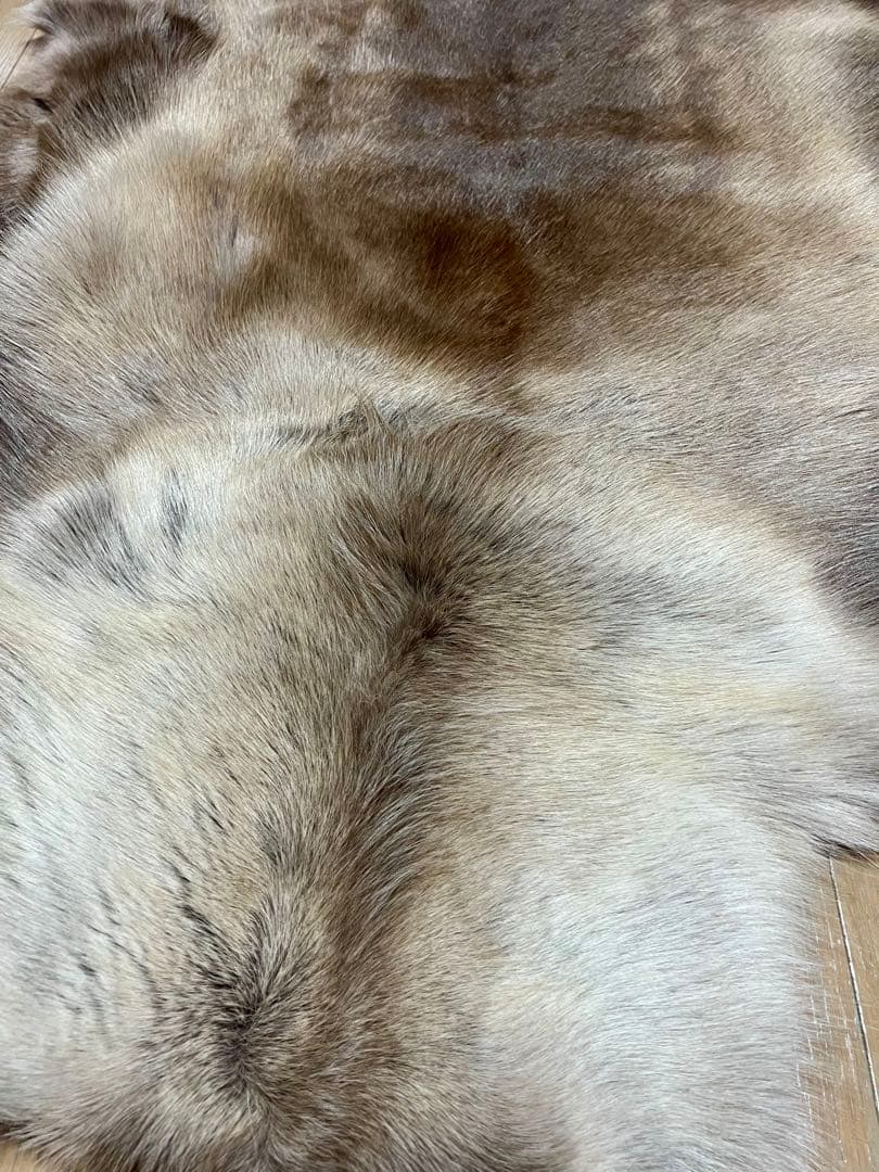 関西万博 北欧館【フィンランド製】高級トナカイの毛皮　ムートン、キャンプ、敷物