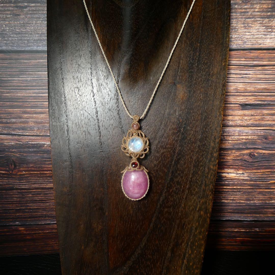 特大ルビー・ムーンストーン・ガーネットのマクラメネックレス