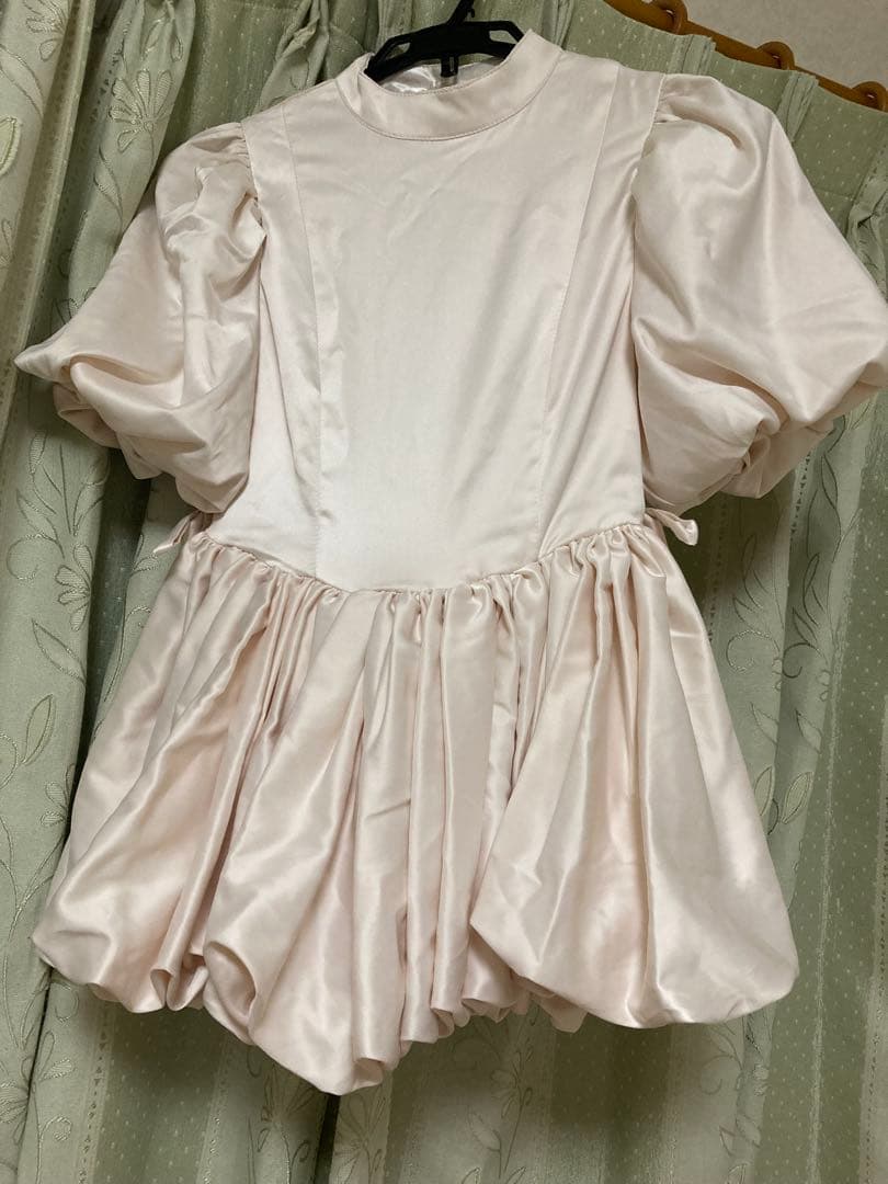 トリートユアセルフtreat ürself サテンバルーンペプラムミニワンピース