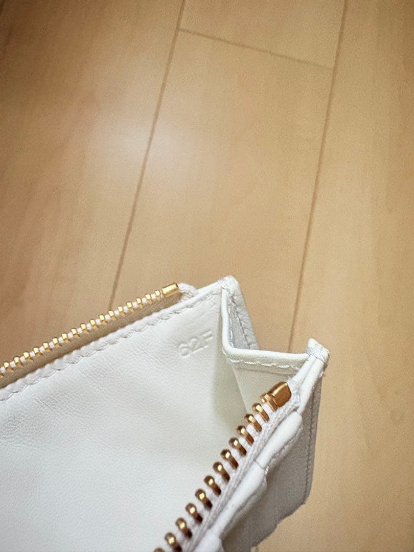 PRADA ⭐︎スタッズ付きフラグメントケース ホワイト　新品/未使用品