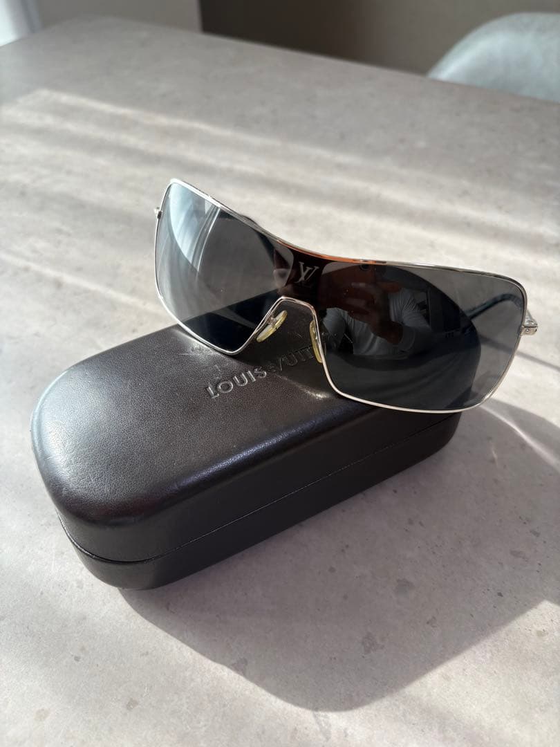 Louis Vuitton ブラックスサングラス