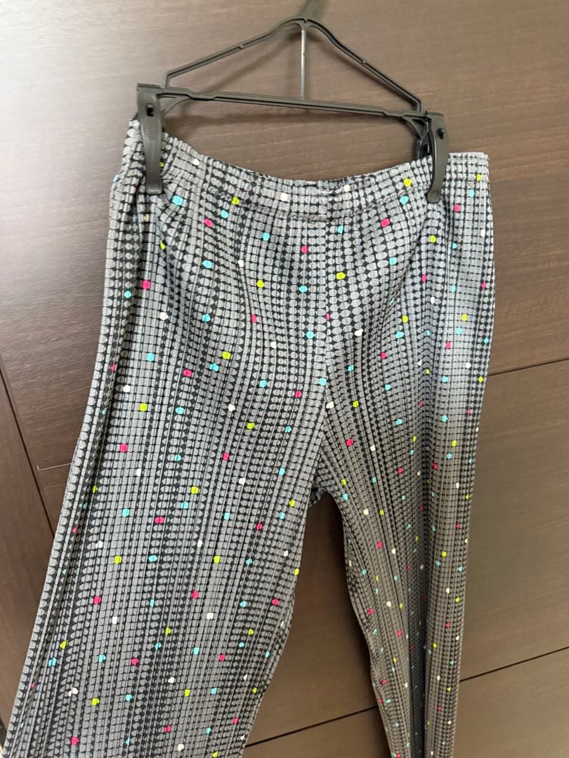 プリーツプリーズ　カラフルドットのグレーパンツ