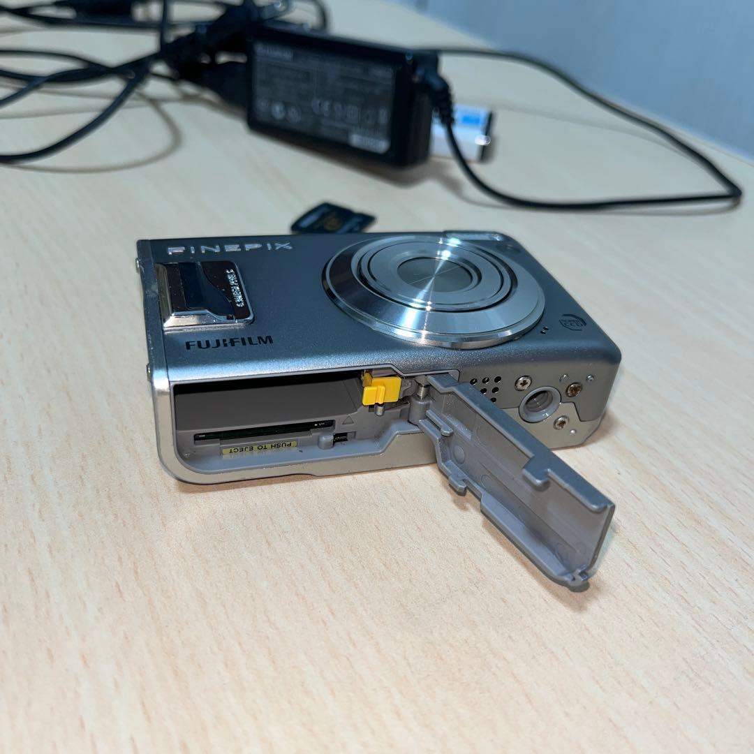 動作品 FUJIFILM FINEPIX F31fdコンパクトデジタルカメラ