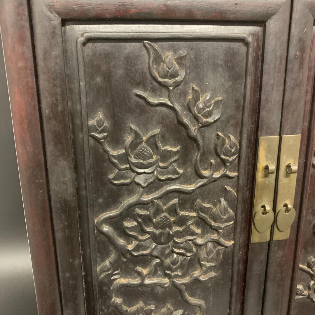 木製装飾キャビネット 扉付き 小引き出し 七抽斗 浮彫 彫刻