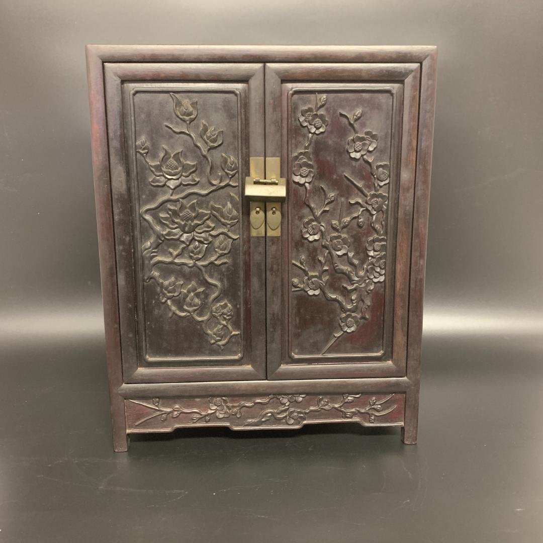 木製装飾キャビネット 扉付き 小引き出し 七抽斗 浮彫 彫刻