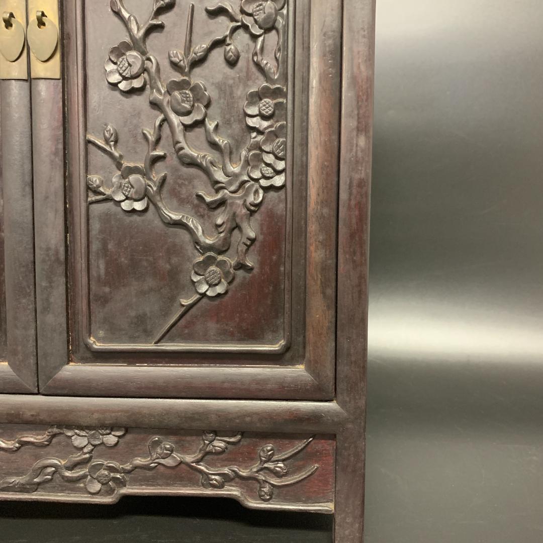 木製装飾キャビネット 扉付き 小引き出し 七抽斗 浮彫 彫刻