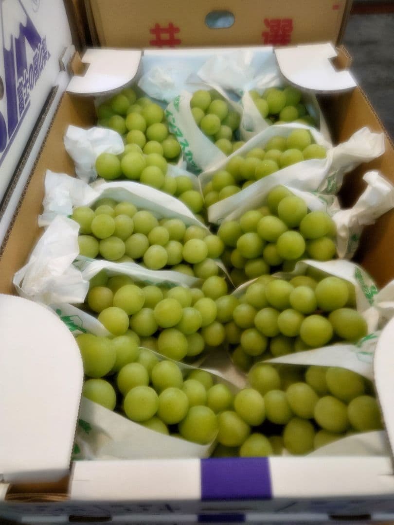 山梨県産　シャインマスカット秀品１０〜１２房