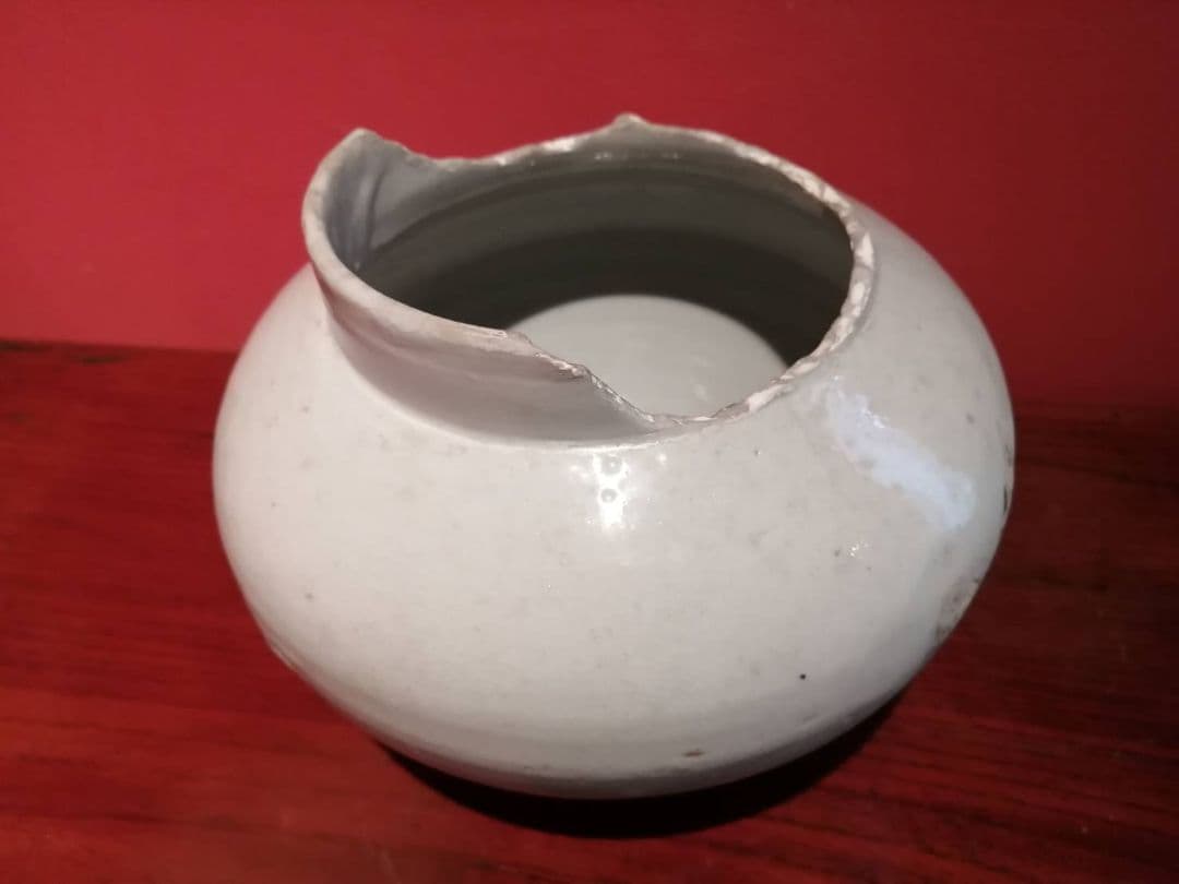 李朝白磁　丸壺（割れ、欠け、窯傷あり）