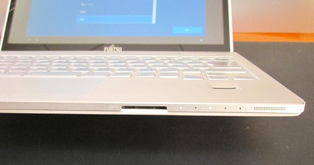 富士通ノートPC LifeBoook SH90/P ホワイト