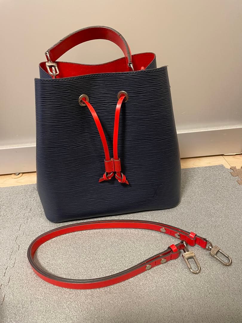 ネイビーとレッドの巾着型バッグ　ルイヴィトン　エピ　美品　ネオノエ