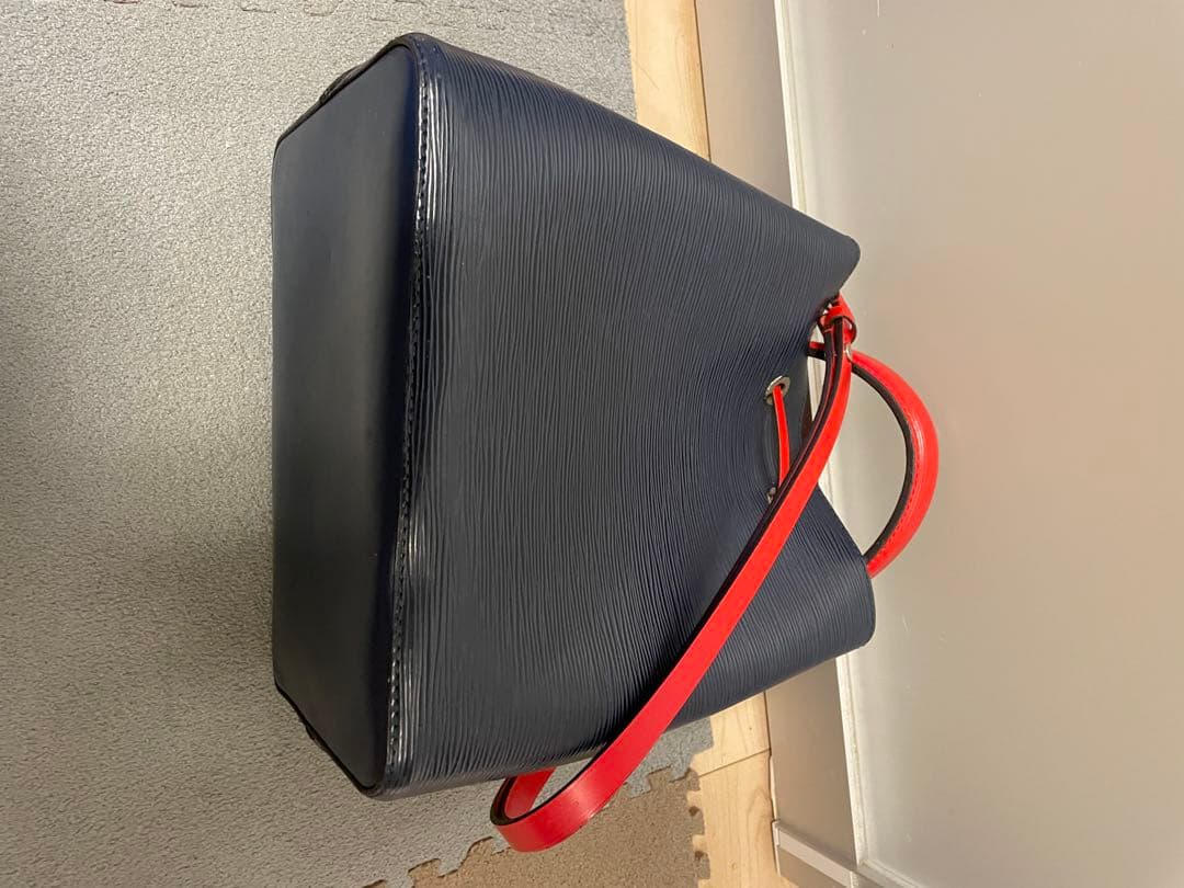 ネイビーとレッドの巾着型バッグ　ルイヴィトン　エピ　美品　ネオノエ