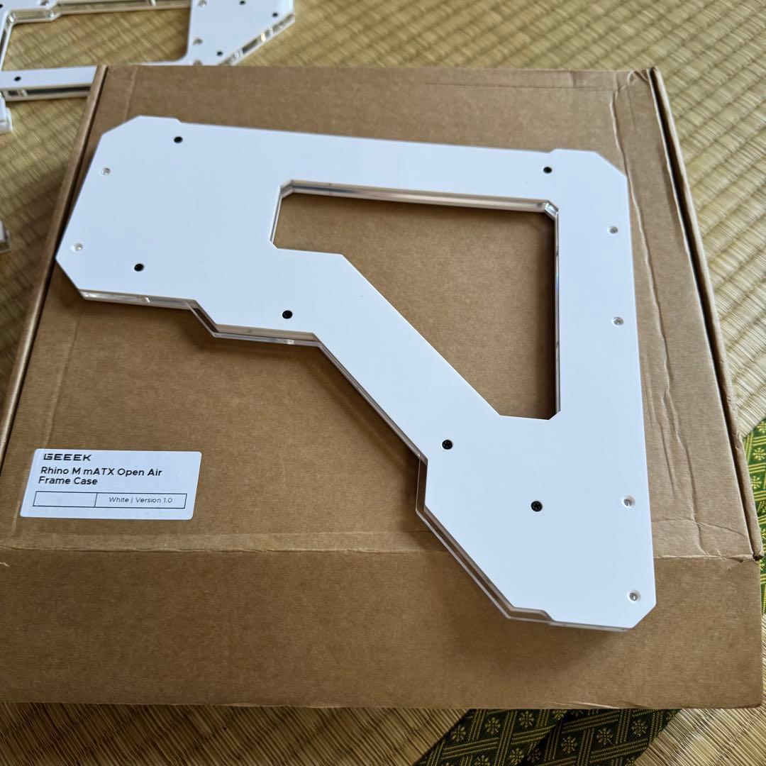 Geeek Rhino M mATX オープンエアケース ホワイト