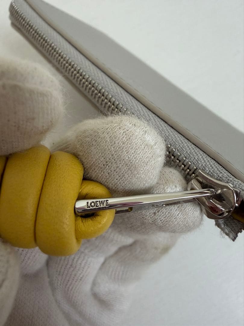 【ロエベ】ノット カードホルダー（シャイニーナパカーフ）　グレー