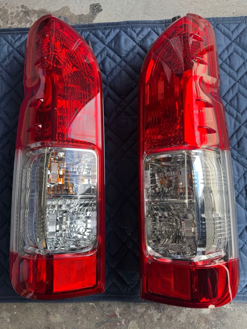 ハイエース7型純正テールランプ